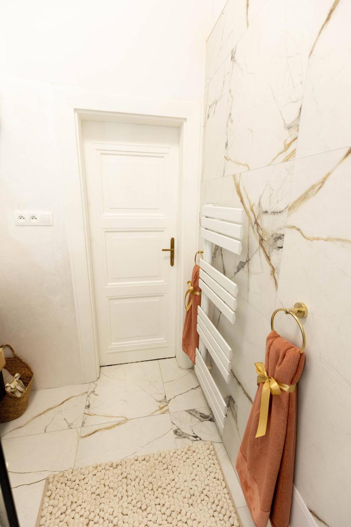 New, Stylish And Spacious Apartment บราติสลาวา ภายนอก รูปภาพ